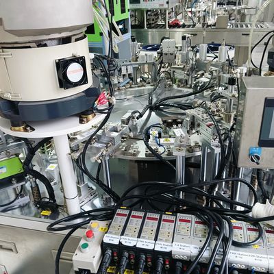 ราคาดี เครื่องประกอบอัตโนมัติสําหรับเข็มเก็บเลือด การควบคุมโดย Mitsubishi PLC การแสดงภาษาสองภาษา การทํางานง่ายและชัดเจน ออนไลน์