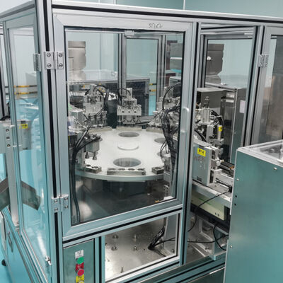 ราคาดี เครื่องประกอบฝาครอบสารดูดความชื้นควบคุมด้วย PLC พร้อมอัตราการผ่านเกณฑ์ 99% และการเติมสารซิลิกาเจลอัตโนมัติ ออนไลน์