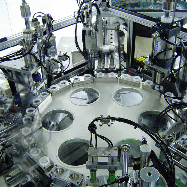 ราคาดี เครื่องประกอบฝาครอบยูโรอัตโนมัติ พร้อม PLC ควบคุมเซอร์โวมอเตอร์ สำหรับการประกอบฝาครอบสำหรับให้สารละลายทางหลอดเลือดดำ ความเร็วสูง 4500-22000 ชิ้นต่อชั่วโมง ออนไลน์